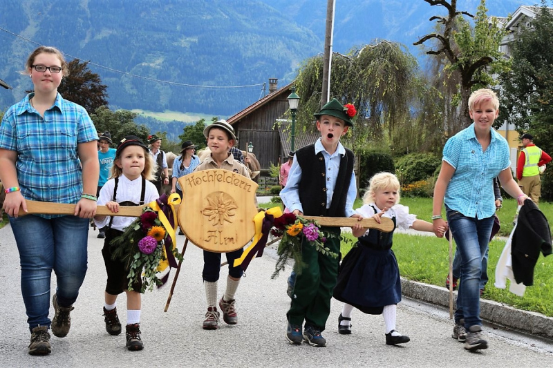 Almabtrieb Hochfeldernalm – Hirtenfamilie nimmt Abschied
