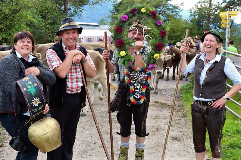 Almabtrieb Hochfeldernalm – Hirtenfamilie nimmt Abschied
