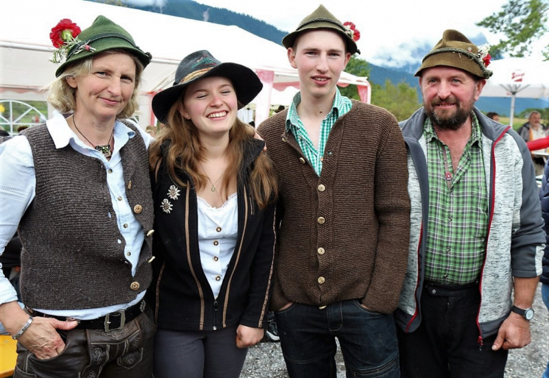 Almabtrieb Hochfeldernalm – Hirtenfamilie nimmt Abschied
