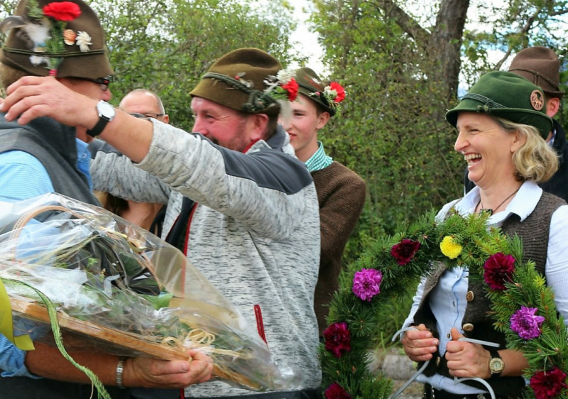 Almabtrieb Hochfeldernalm – Hirtenfamilie nimmt Abschied