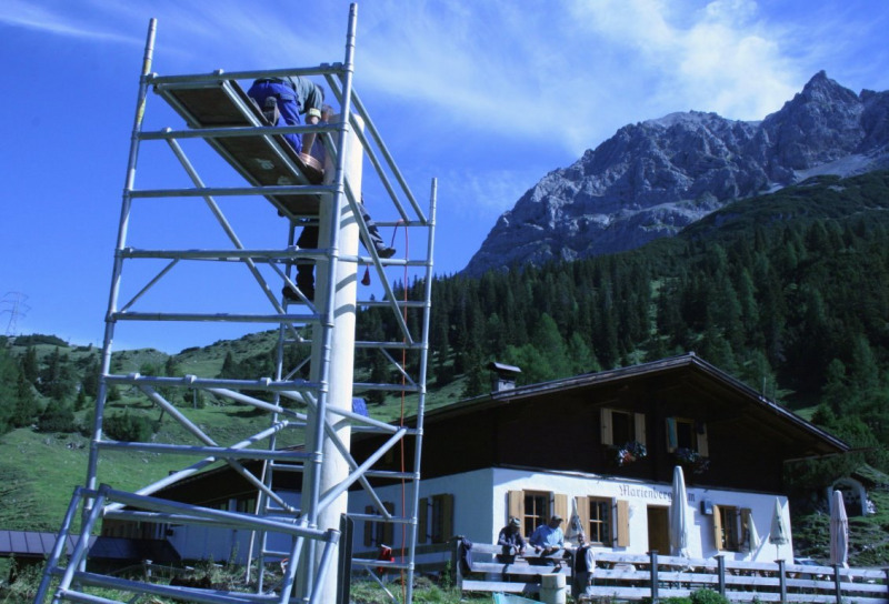 Aufstellen der Marienbergsäule auf der Marienbergalm