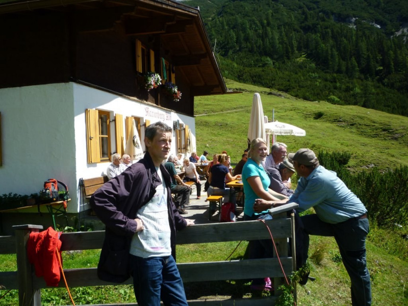Aufstellen der Marienbergsäule auf der Marienbergalm