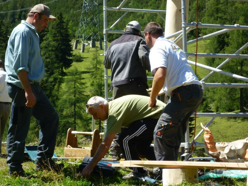 Aufstellen der Marienbergsäule auf der Marienbergalm