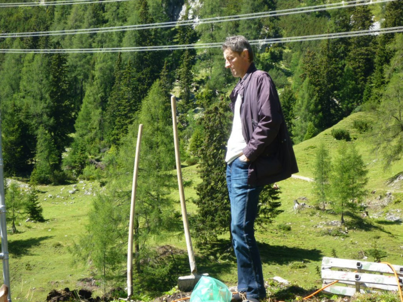 Aufstellen der Marienbergsäule auf der Marienbergalm