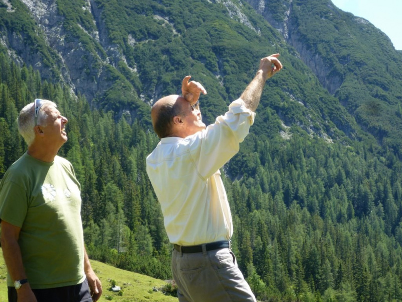 Aufstellen der Marienbergsäule auf der Marienbergalm