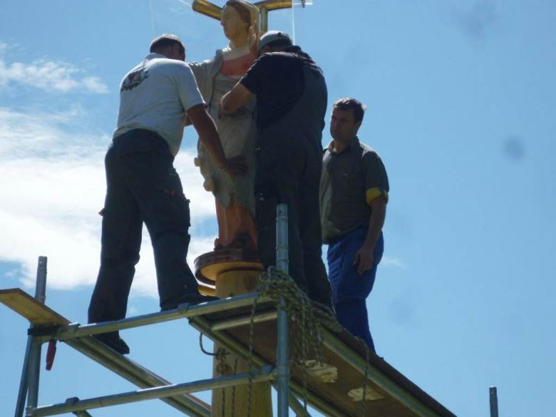 Aufstellen der Marienbergsäule auf der Marienbergalm