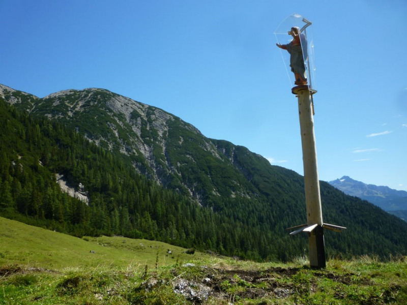 Aufstellen der Marienbergsäule auf der Marienbergalm