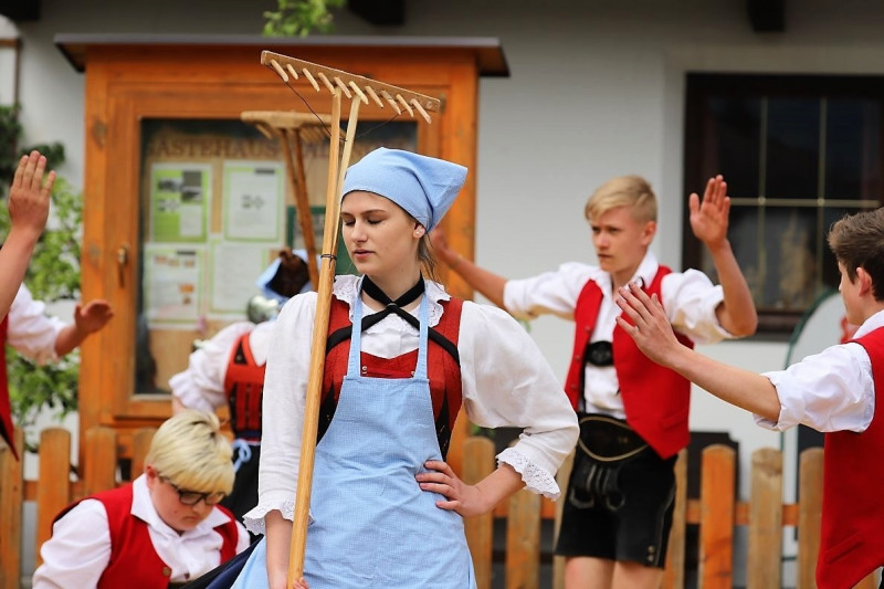 Barwies – 150jährige Fichte wird Maibaum