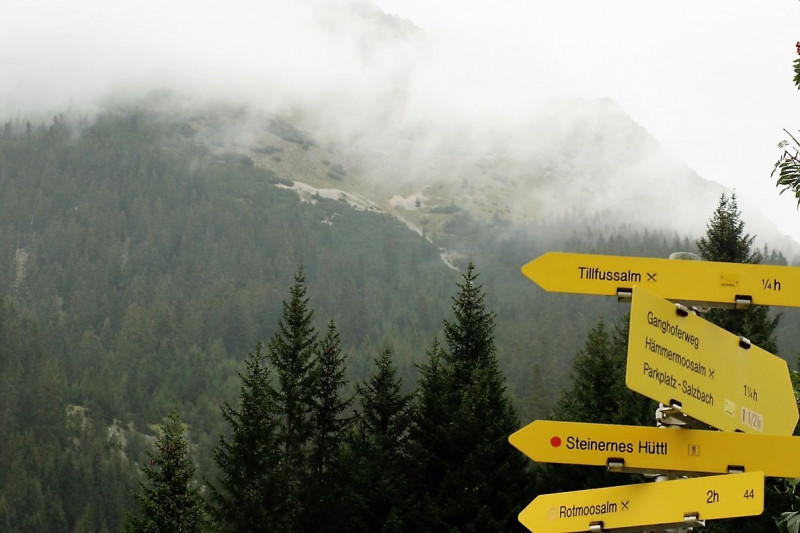 Baubeginn Hochfeldernalm – die alte Almhütte in Trauer
