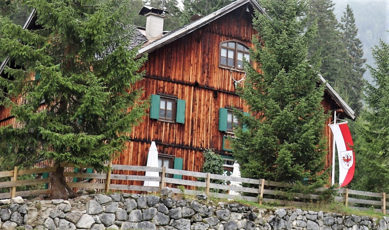 Baubeginn Hochfeldernalm – die alte Almhütte in Trauer