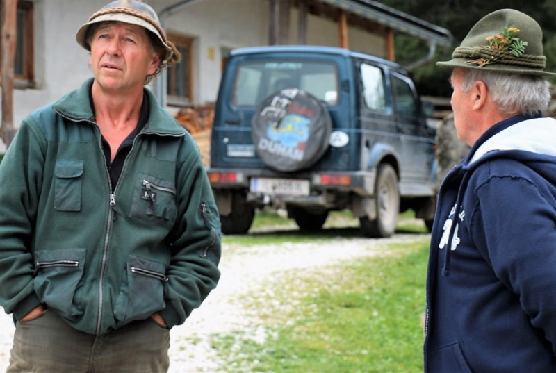 Baubeginn Hochfeldernalm – die alte Almhütte in Trauer
