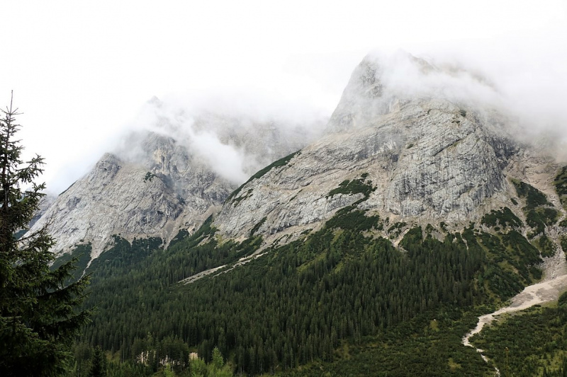 Baubeginn Hochfeldernalm – die alte Almhütte in Trauer