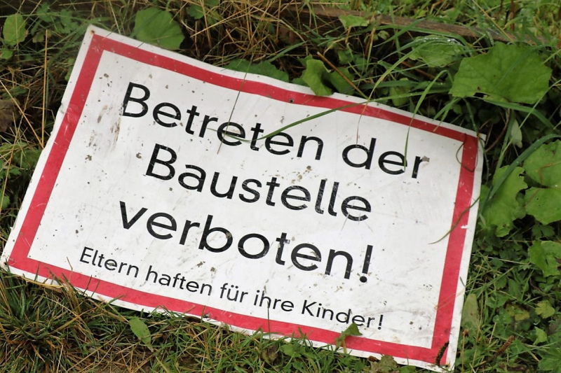 Baubeginn Hochfeldernalm – die alte Almhütte in Trauer