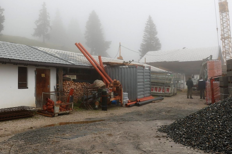 Baubeginn Hochfeldernalm – die alte Almhütte in Trauer