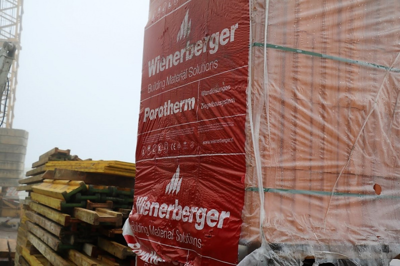Baubeginn Hochfeldernalm – die alte Almhütte in Trauer