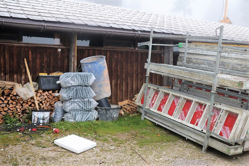 Baubeginn Hochfeldernalm – die alte Almhütte in Trauer