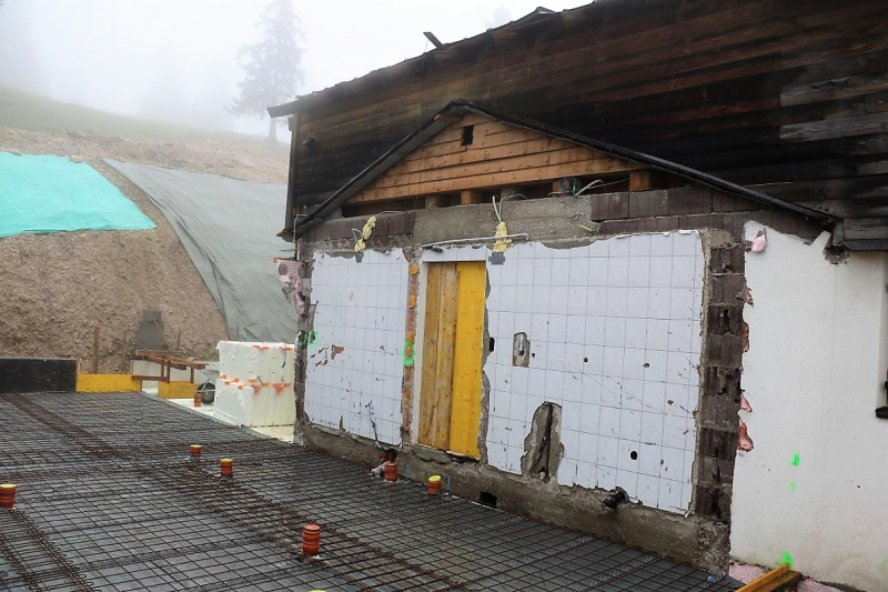 Baubeginn Hochfeldernalm – die alte Almhütte in Trauer