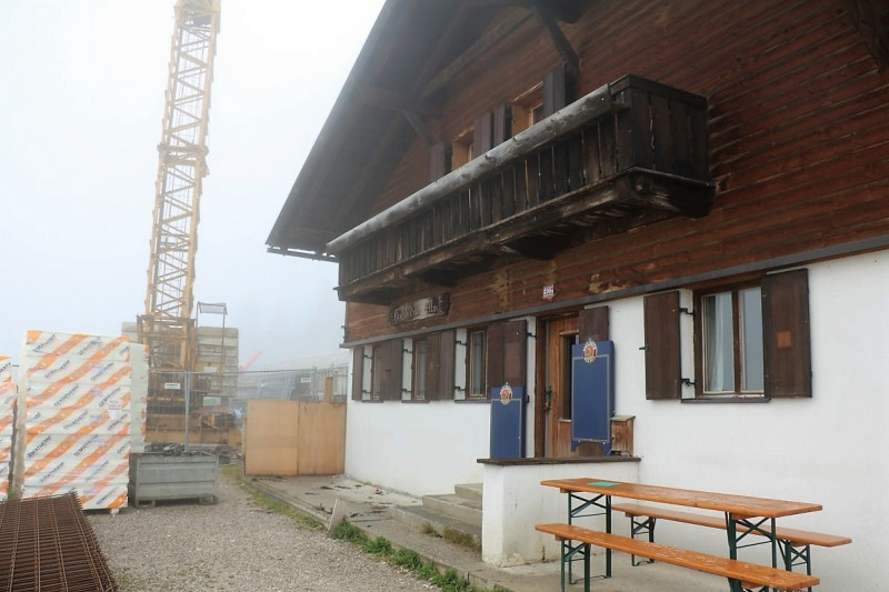 Baubeginn Hochfeldernalm – die alte Almhütte in Trauer