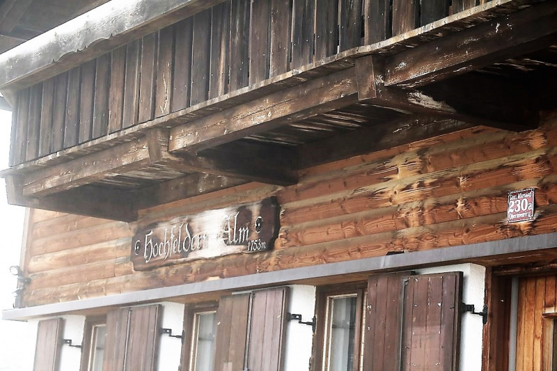 Baubeginn Hochfeldernalm – die alte Almhütte in Trauer