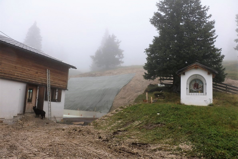 Baubeginn Hochfeldernalm – die alte Almhütte in Trauer