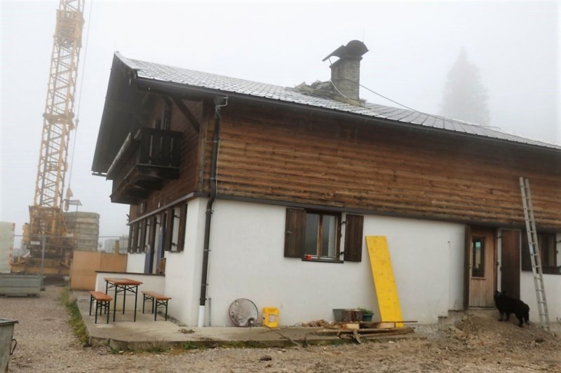 Baubeginn Hochfeldernalm – die alte Almhütte in Trauer