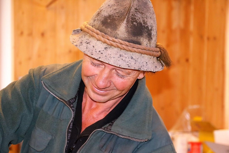 Baubeginn Hochfeldernalm – die alte Almhütte in Trauer