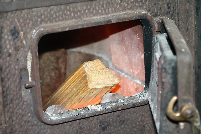 Baubeginn Hochfeldernalm – die alte Almhütte in Trauer