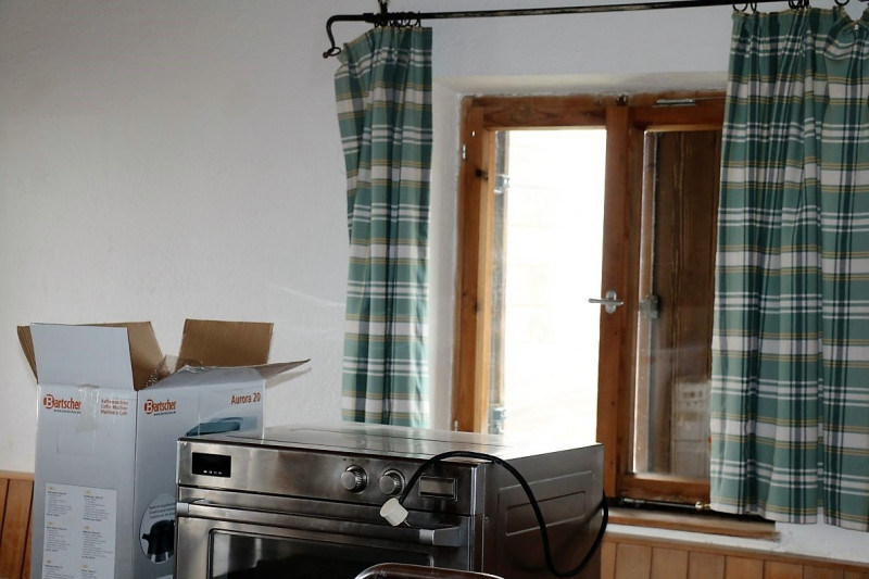 Baubeginn Hochfeldernalm – die alte Almhütte in Trauer