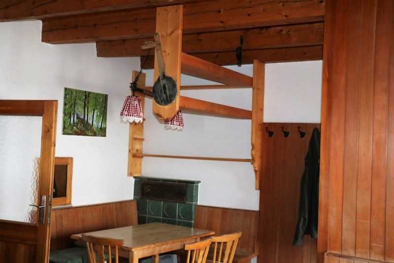 Baubeginn Hochfeldernalm – die alte Almhütte in Trauer