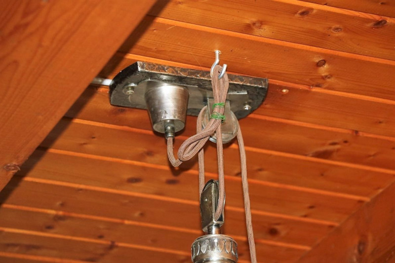 Baubeginn Hochfeldernalm – die alte Almhütte in Trauer