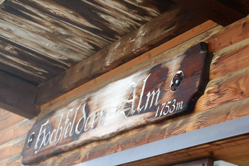 Baubeginn Hochfeldernalm – die alte Almhütte in Trauer
