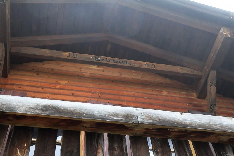 Baubeginn Hochfeldernalm – die alte Almhütte in Trauer