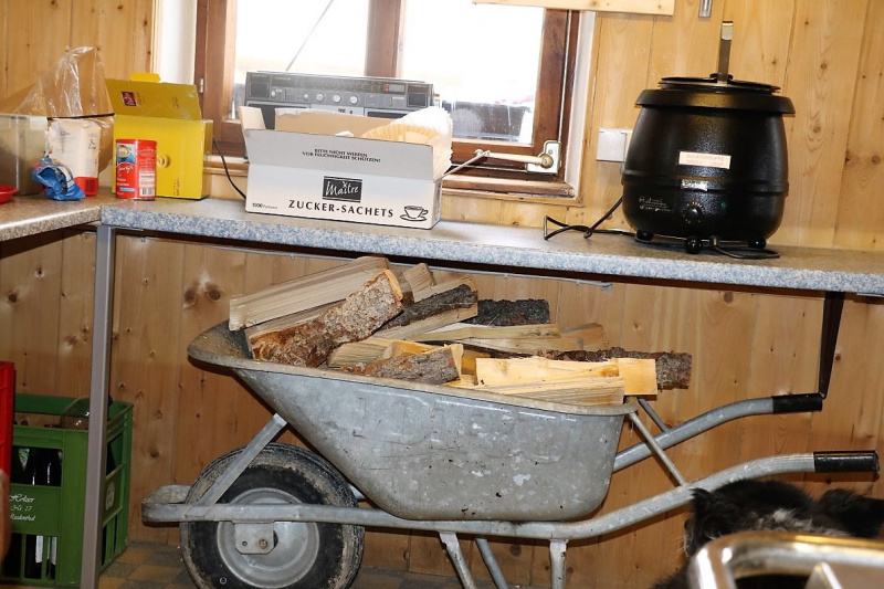 Baubeginn Hochfeldernalm – die alte Almhütte in Trauer