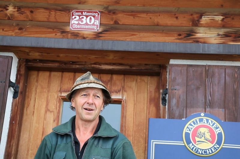 Baubeginn Hochfeldernalm – die alte Almhütte in Trauer