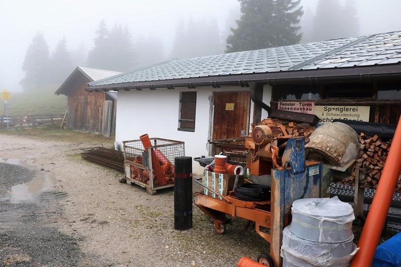 Baubeginn Hochfeldernalm – die alte Almhütte in Trauer