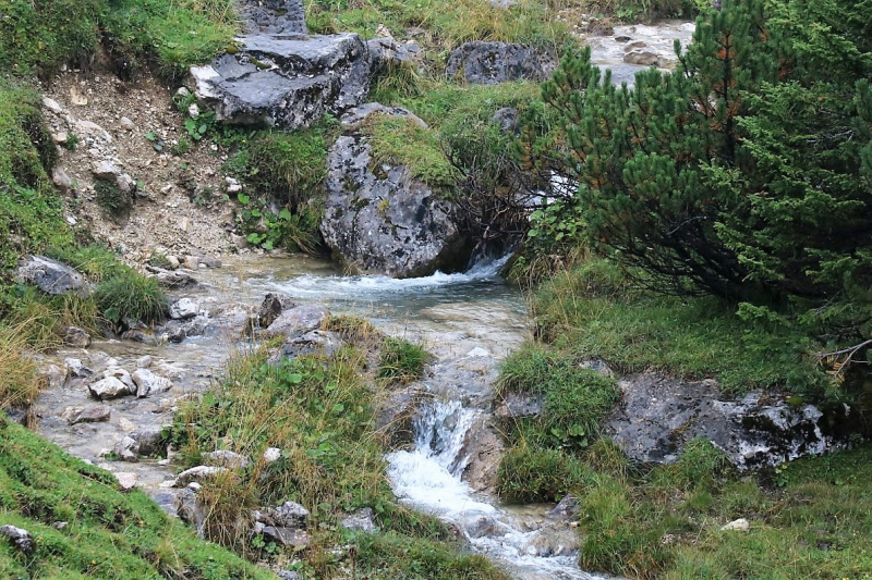 Baubeginn Hochfeldernalm – die alte Almhütte in Trauer