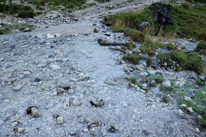 Baubeginn Hochfeldernalm – die alte Almhütte in Trauer