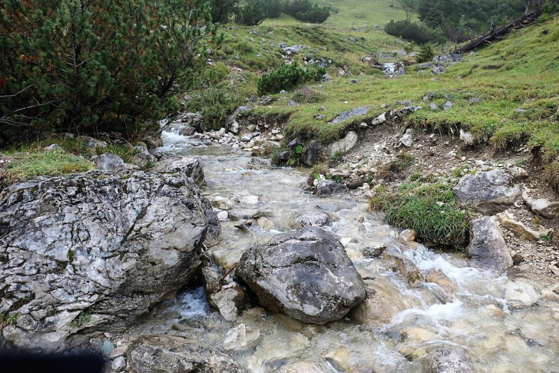 Baubeginn Hochfeldernalm – die alte Almhütte in Trauer