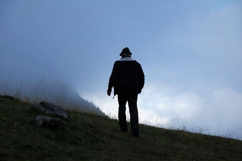 Baubeginn Hochfeldernalm – die alte Almhütte in Trauer