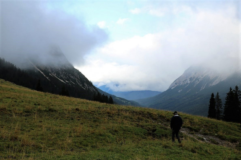 Baubeginn Hochfeldernalm – die alte Almhütte in Trauer