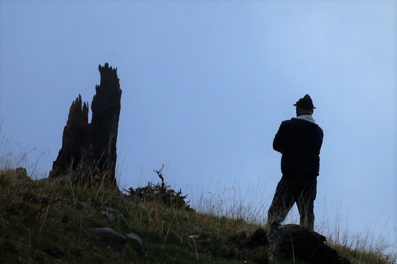 Baubeginn Hochfeldernalm – die alte Almhütte in Trauer