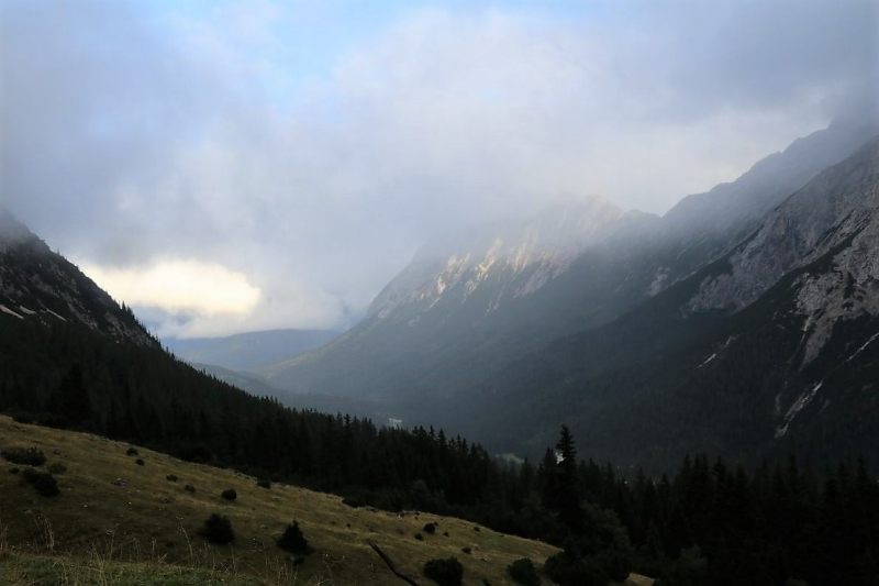 Baubeginn Hochfeldernalm – die alte Almhütte in Trauer