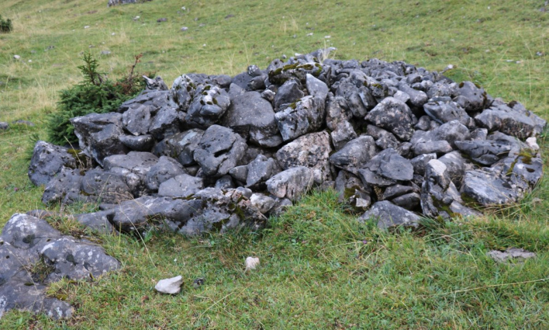 Baubeginn Hochfeldernalm – die alte Almhütte in Trauer