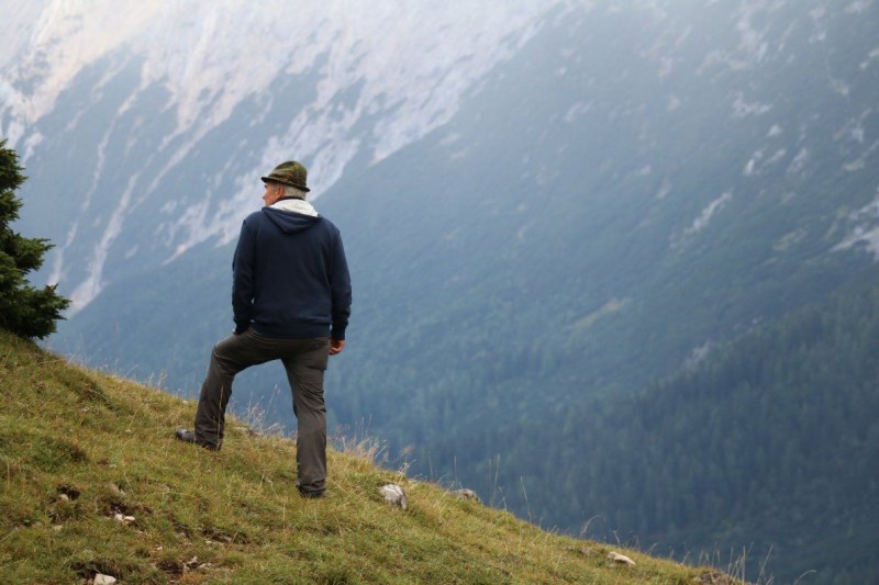 Baubeginn Hochfeldernalm – die alte Almhütte in Trauer