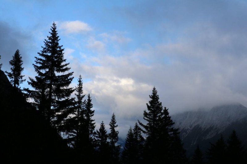 Baubeginn Hochfeldernalm – die alte Almhütte in Trauer