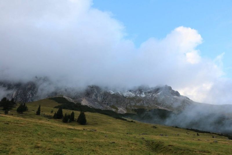 Baubeginn Hochfeldernalm – die alte Almhütte in Trauer