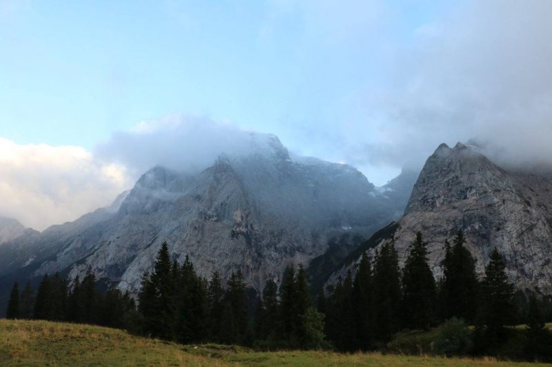 Baubeginn Hochfeldernalm – die alte Almhütte in Trauer