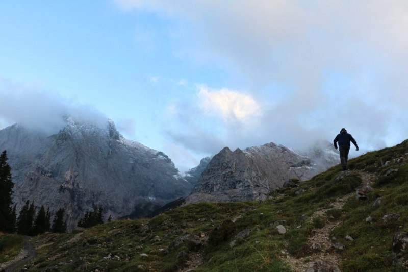 Baubeginn Hochfeldernalm – die alte Almhütte in Trauer