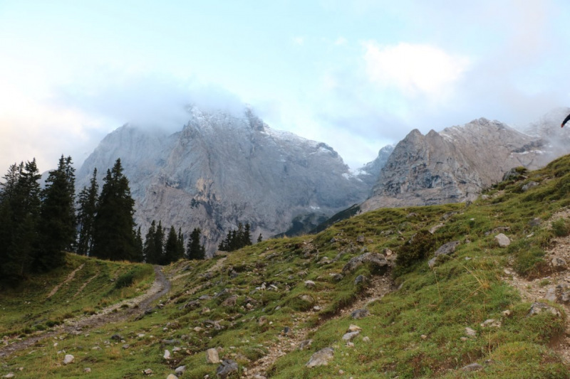 Baubeginn Hochfeldernalm – die alte Almhütte in Trauer