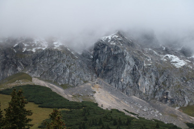 Baubeginn Hochfeldernalm – die alte Almhütte in Trauer